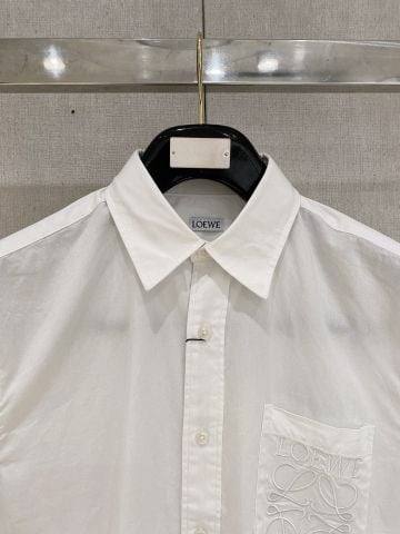 ÁO SƠ MI NAM LW THÊU NỔI ANAGRAM TRÊN TÚI NGỰC