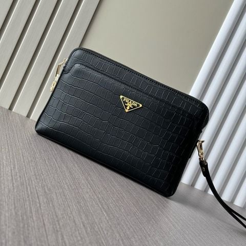 VÍ CẦM TAY NAM P R D DẬP VÂN CÁ SẤU KHÓA SỐ – DÁNG WRISTLET CLUTCH 27CM