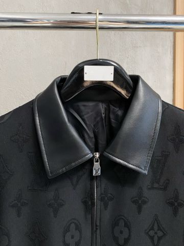ÁO KHOÁC NAM L V JACQUARD MONOGRAM CỔ BẺ PHỐI DA PHOM GỌN LỊCH LÃM