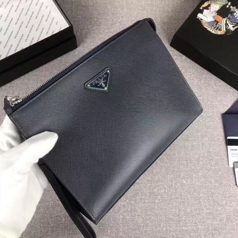 TÚI CẦM TAY NAM PRD DA BÒ VÂN SAFFIANO
