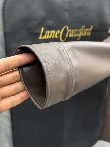 ÁO KHOÁC NAM LP DÁNG CỔ BẺ BỀ MẶT DA MỊN TỐI GIẢN SANG TRỌNG