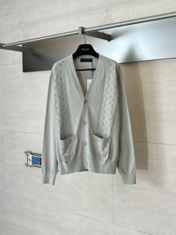 ÁO LEN CARDIGAN NAM L V MONOGRAM DỆT XUYÊN KIM PHỐI MẢNG TINH TẾ