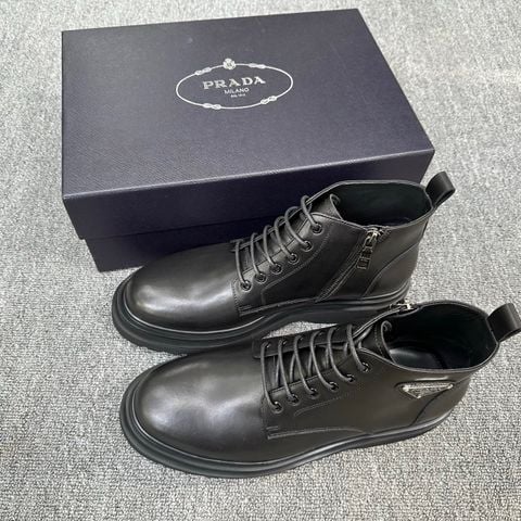 BOOT NAM PRAD* CỔ LỬNG DA BÊ BÓNG – ĐẾ DÀY NHẸ, LOGO TAM GIÁC