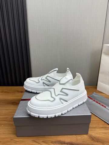 GIÀY NAM PRAD* SLIP-ON TRẮNG PHỐI LƯỚI DỆT & DA BÊ, ĐẾ CHUNKY 3D HIỆN ĐẠI