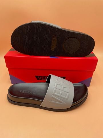 SANDAL NAM VERSA BẢN QUAI LOGO DẬP NỔI – PHOM RỘNG ÊM CHÂN