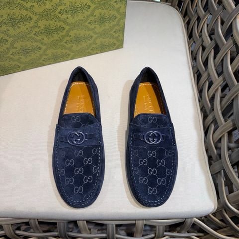 GIÀY MOCCASSIN NAM GC DA LỘN DẬP MONOGRAM KHÓA KIM LOẠI ĐẾ HẠT