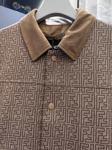 ÁO KHOÁC NAM FEND* JACQUARD FF CỔ LẬT – TÔNG NÂU THANH LỊCH