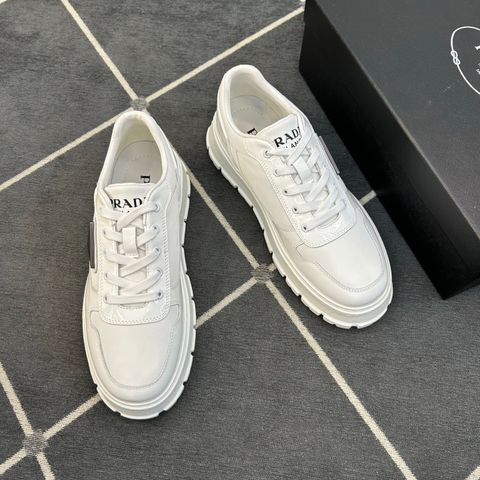 GIÀY SNEAKER NAM PRAD* LOGO TAM GIÁC – DA BÊ PHỦ SƠN TRẮNG, ĐẾ DÀY HIỆN ĐẠI