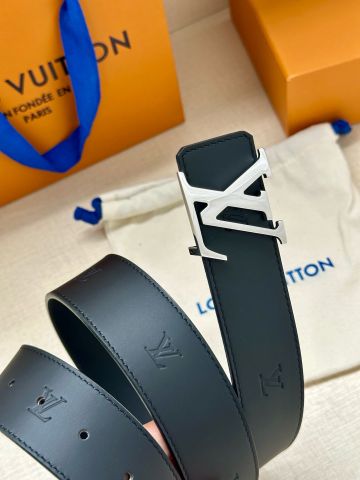 THẮT LƯNG NAM L V INITIALES BLASON 40MM HAI MẶT – KHÓA CHỮ TẠO HÌNH SẮC NÉT