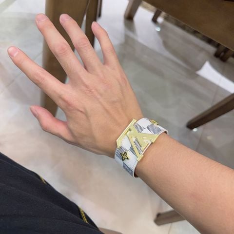 VÒNG TAY DA NAM NỮ L V* KHÓA LV SIGNATURE – HỌA TIẾT DAMIER THỜI THƯỢNG