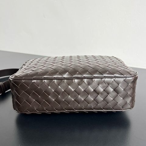 TÚI ĐEO CHÉO NAM NỮ B V INTRECCIATO CAMERA BAG CỠ MEDIUM – DA BÊ ĐAN ĐẶC TRƯNG