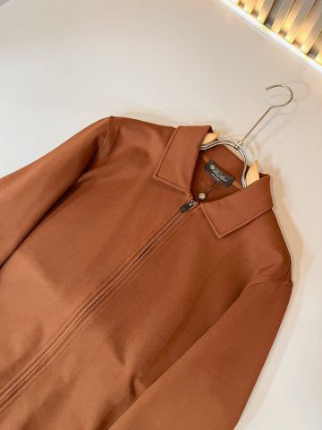 BỘ SET NAM LP THU/ĐÔNG 2025 – ÁO ZIP CỔ BẺ & QUẦN TON-SUR-TON MÀU CARAMEL