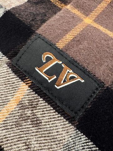 ÁO SƠ MI L V CARO SIGNATURE – CỔ PHỐI TƯƠNG PHẢN, FORM RỘNG SANG GỌN