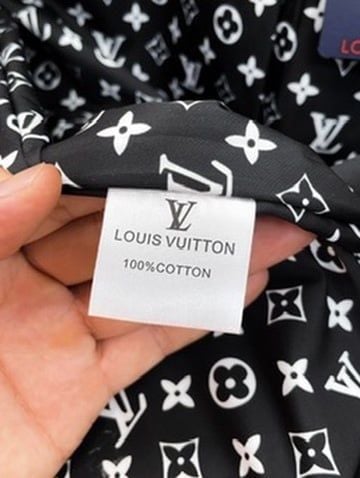 ÁO KHOÁC DA NAM L V DẬP MONOGRAM CHÌM DÁNG CỔ BẺ PHOM GỌN SANG TRỌNG