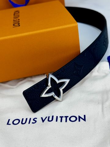 THẮT LƯNG NAM NỮ LV* DA ĐEN DẬP HOẠ TIẾT LOGO KHOÁ HOA BỐN CÁNH SANG TRỌNG