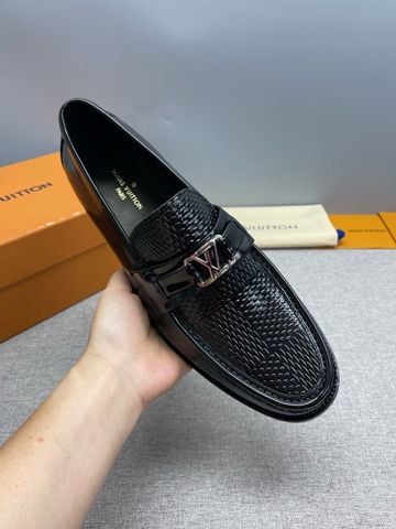 GIÀY LOAFER NAM L V MAJOR DA BÊ VÂN MONOGRAM BÓNG SANG KHÓA INITIALS