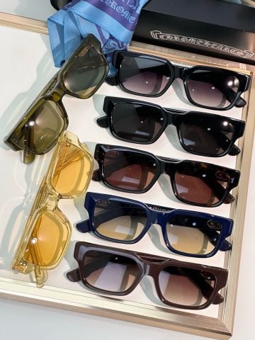 KÍNH MẮT NAM NỮ CH SIÊU SANG – PHOM VUÔNG DÀY DẶN, ĐIỂM KIM LOẠI BIỂU TƯỢNG