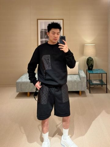 ÁO NỈ NAM L V CREWNECK PHOM THỂ THAO – TÚI UTILITY KHÓA KÉO & D-RING
