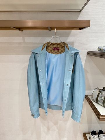 ÁO KHOÁC NAM GC DÁNG CỔ BẺ DA LỘN MỊN PHỐI MONOGRAM CỔ & TÚI NGỰC