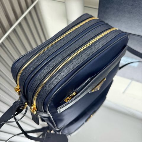 TÚI ĐEO CHÉO NAM NỮ PRD RE-NYLON PHỐI DA SAFFIANO PHOM CAMERA