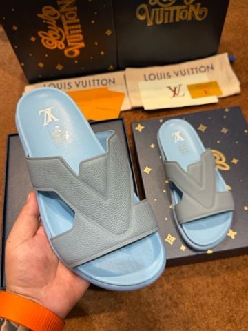 DÉP NAM L V WATERFRONT MULE MONOGRAM EMBOSSED RUBBER ĐẾ ANATOMIC