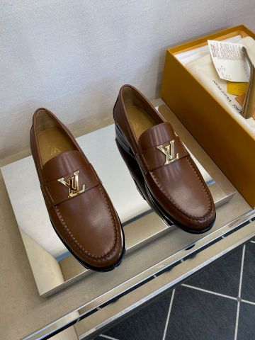 GIÀY NAM LV* LOAFER DA BÊ NÂU – LOGO KIM LOẠI, ĐẾ DA TRANG NHÃ
