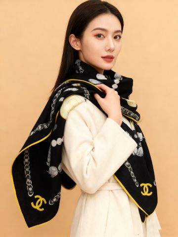 KHĂN CHOÀNG NỮ CHANEL* “PEARL SHINE” FW25 – LỤA CASHMERE, VIỀN CUỘN TAY