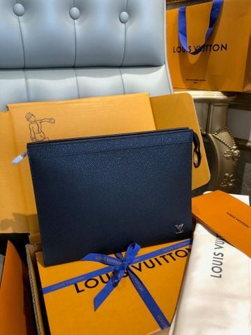 TÚI CẦM TAY NAM NỮ L V POCHETTE VOYAGE TAIGA DA BÒ VÂN HẠT