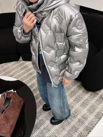 ÁO PHAO NAM L V PHIÊN BẢN RUNWAY DẬP NỔI HOẠ TIẾT