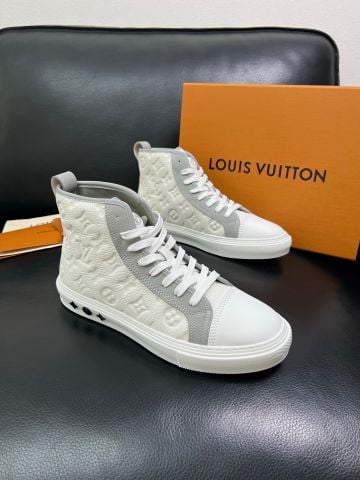 GIÀY NAM LV* CỔ CAO MONOGRAM DẬP NỔI