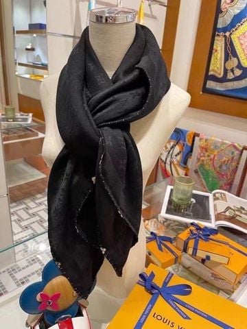 KHĂN CHOÀNG UNISEX L*V  MONOGRAM ĐEN KHÓA KIM LOẠI GIỚI HẠN