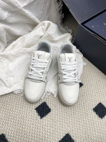 GIÀY SNEAKER UNISEX L V TRAINER SIGNATURE ĐẾ TRONG MONOGRAM