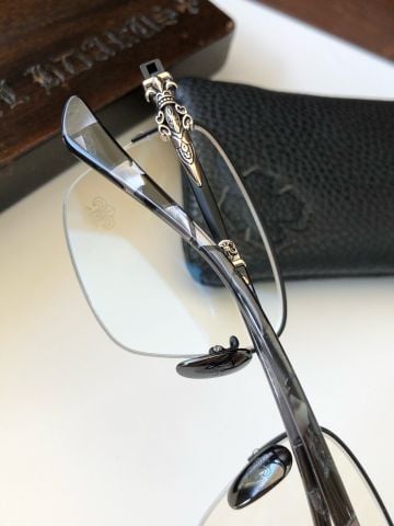 KÍNH NAM CHR* GỌNG TITANIUM CHI TIẾT KHẮC NỔI