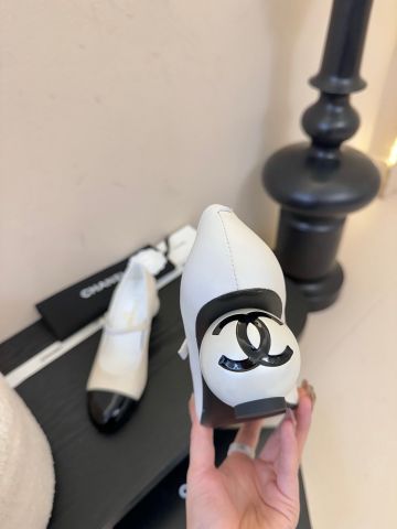 GIÀY NỮ MARY JANE CHAN* GÓT BI LOGO NGỌC TRAI ĐEN TRẮNG