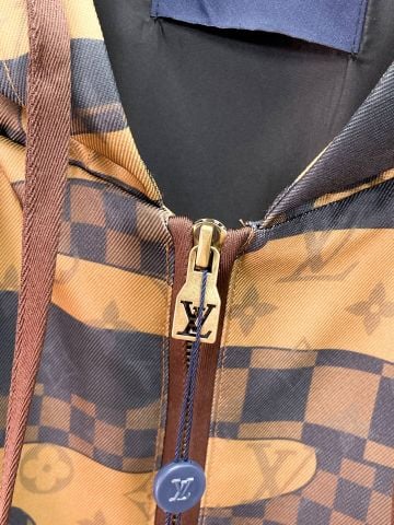 ÁO KHOÁC NAM L V HỌA TIẾT MONOGRAM PHỐI Ô CARO,