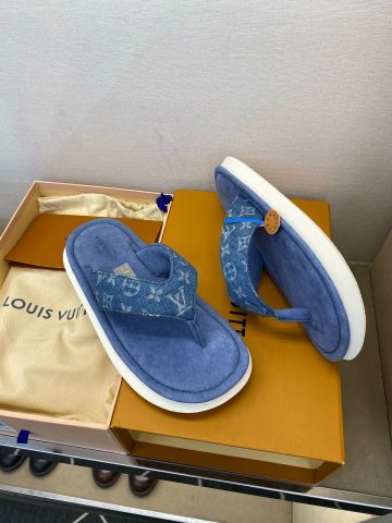 DÉP XỎ NGÓN NAM L V FLIP THONG QUAI DENIM WASH, PHOM ĐẾ GẦN ĐỐI XỨNG HIỆN ĐẠI