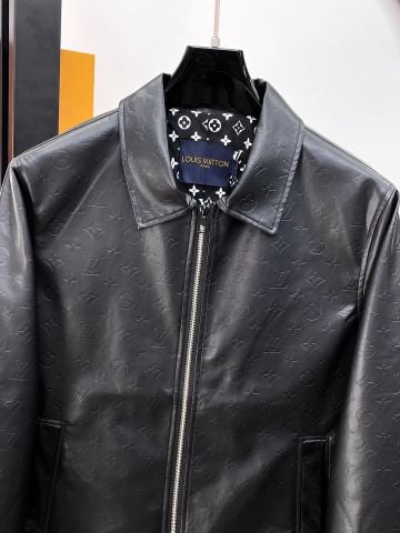 ÁO KHOÁC DA NAM L V DẬP MONOGRAM CHÌM DÁNG CỔ BẺ PHOM GỌN SANG TRỌNG