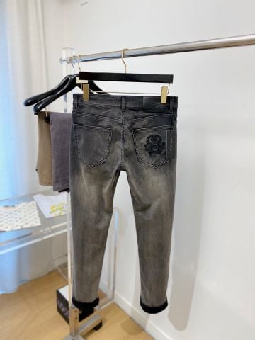 QUẦN JEANS NAM DG PHOM ĐỨNG ÔM GỌN WASH BỤI THÊU HUY HIỆU NỔI
