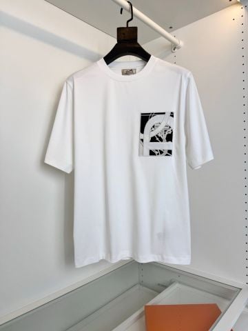 ÁO THUN NAM H M DÒNG CON DẤU SÁCH PHỐI PATCH THÊU NGỰC PHOM MICRO RELAXED