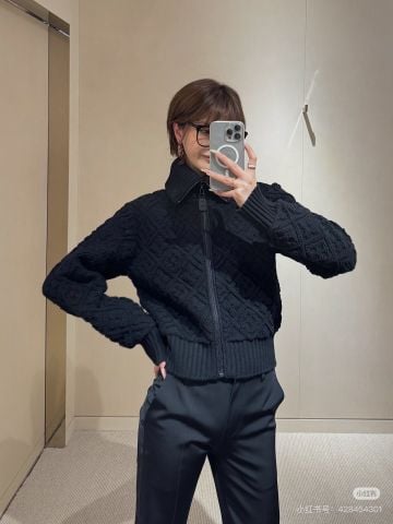 ÁO LEN NỮ LV* ZIP CỔ CAO JACQUARD 2025 – FORM GỌN,