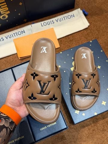 DÉP NAM L V WATERFRONT MULE MONOGRAM DẬP NỔI 3D