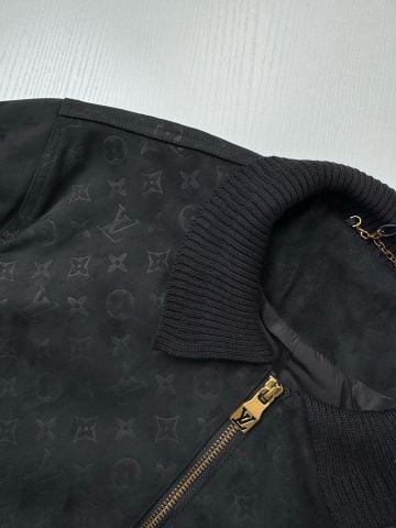 ÁO KHOÁC NAM L V PHOM BLOUSON CỔ BẺ – BỀ MẶT GIẢ DA LỘN DẬP CHÌM TOÀN THÂN