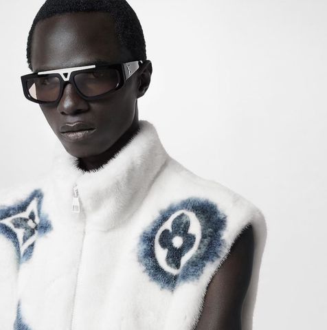 KÍNH NAM L*V  KHUNG CHỮ NHẬT BẢN LỚN – V-BRIDGE KIM LOẠI NỔI BẬT