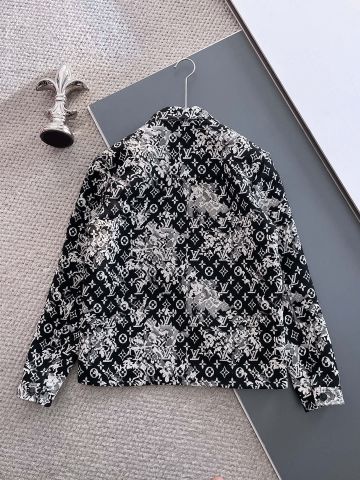 ÁO KHOÁC NAM L V JACQUARD MONOGRAM PHỐI HỌA TIẾT NGHỆ THUẬT PHOM ĐỨNG SANG TRỌNG