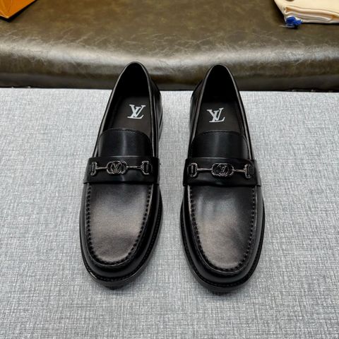 GIÀY MOCCASSIN NAM L V KHÓA KIM LOẠI MONOGRAM PHOM CỔ ĐIỂN DA BÊ NHẬP