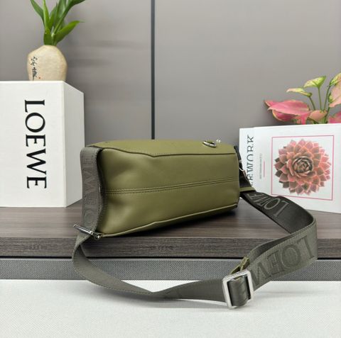TÚI SLING UNISEX Loe*We*  DA BÒ HÌNH THANG – TONE OLIVE THANH LỊCH
