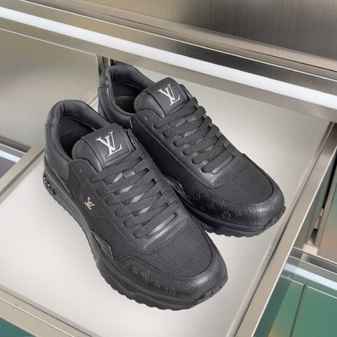 GIÀY SNEAKER NAM L V DÒNG RUN AWAY PHỐI MONOGRAM DẬP NỔI