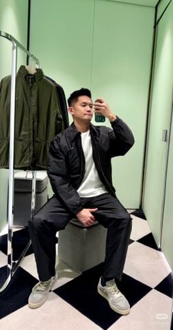 ÁO KHOÁC NAM PRAD* DÒNG RE-NYLON BLOUSON CỔ BẺ PHOM GỌN CHẤT VẢI BÓNG