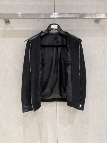 ÁO KHOÁC NAM L V DÁNG CỔ BẺ – MONOGRAM DẬP NỔI TONE-ON-TONE