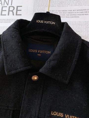 ÁO KHOÁC NAM L V PHỦ MONOGRAM TOÀN THÂN